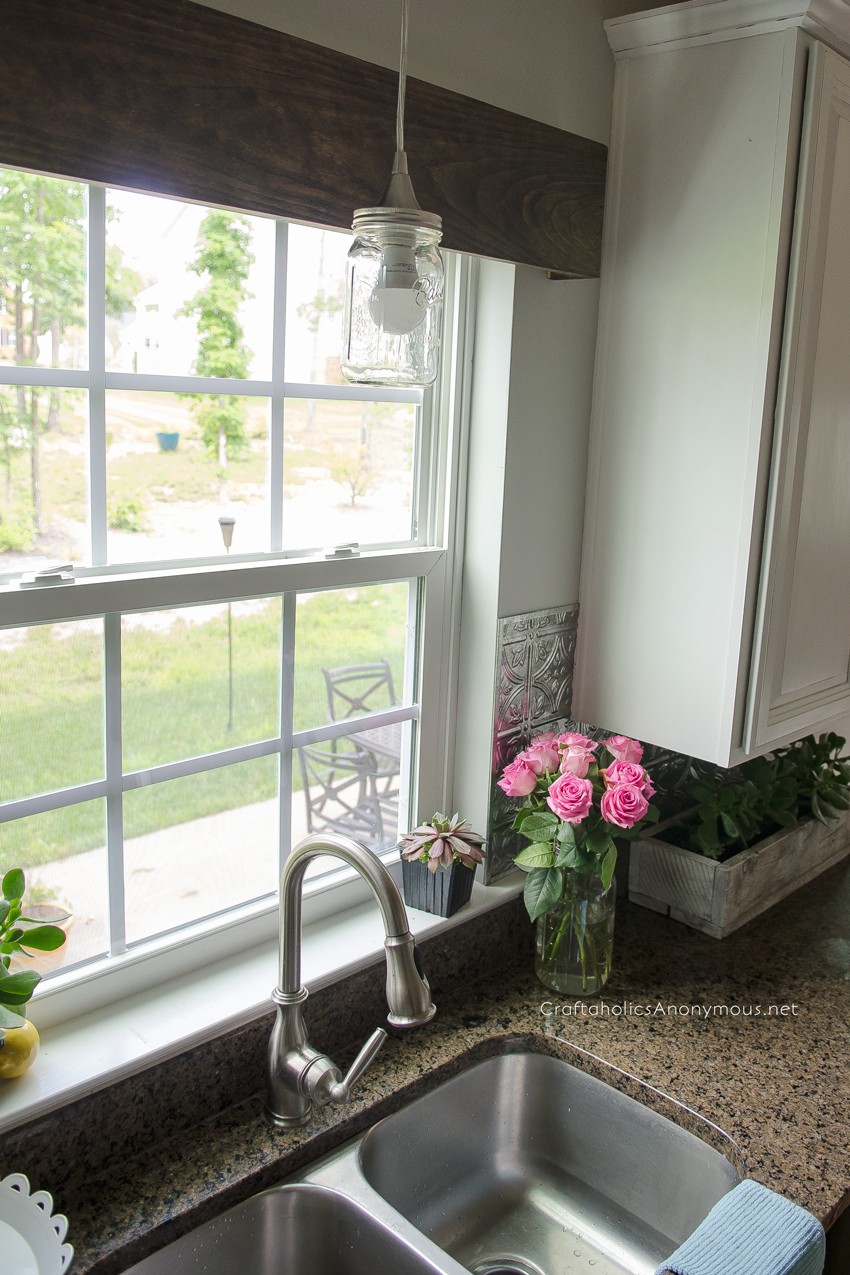 DIY Mason Jar Pendant light {not a plug in lamp like all the ones online